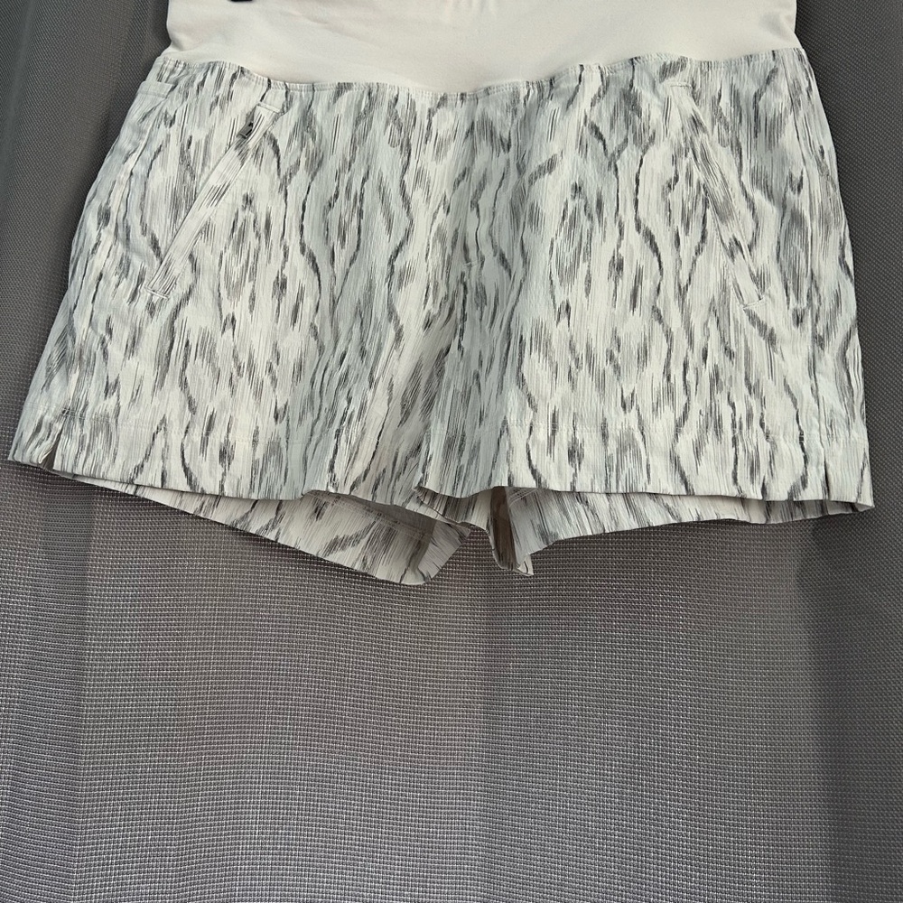 Athleta White and Gray Patterned High Waist Trekkie North Shorts